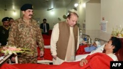 د پاکستان لومړی وزیر نوازشرف او د پوځ لوی درستیز راحېل شریف د پېښور پر ښوونځي د وسله والو طالبانو په خونړي برید کې د ژوبلو زده کوونکو پوښتنه کوي. ۱۷م دسمبر ۲۰۱۴