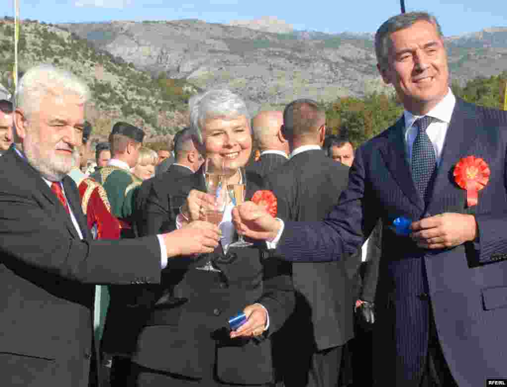 Crna Gora - Tri premijera i autocesta - Premijeri Crne Gore, Hrvatske i Srbije, Milo Đukanović, Jadranka Kosor i Mirko Cvetković su zajednički obilježili početak radova na autoputu Bar-Boljane. Foto: Savo Prelević, RFE/RL