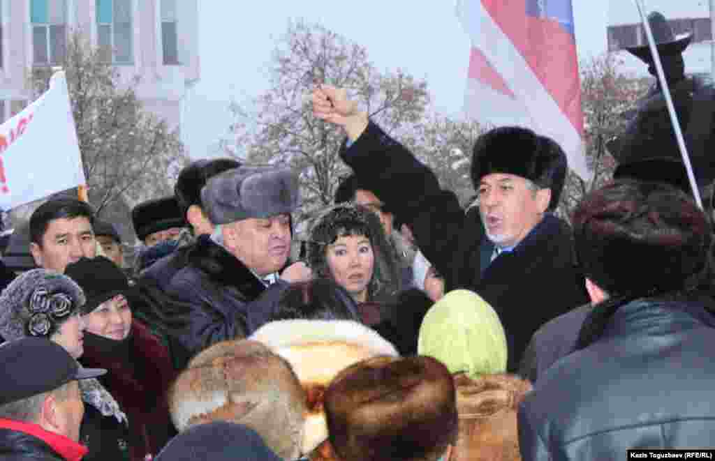 Политик Хасен Кожа-Ахмет (справа) призывает пикетировать офис президентской партии "Нур Отан" в знак протеста против действий властей в Жанаозене.