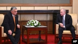 Președintele rus Vladimir Putin discută cu premierul maghiar Viktor Orbán în timpul discuțiilor pe care le-au avut în marja Forumului Belt and Road de la Beijing, China, pe 17 octombrie 2023.