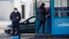 Zeci de lucrători vamali și ofițeri ai poliției de frontieră au fost reținuți, în vămile cu Republica Moldova, într-o acțiune de la începutul anului ce viza corupția privind trecerea ilegală a frontierei. Imagine generică de la un punct de trecere a frontierei.