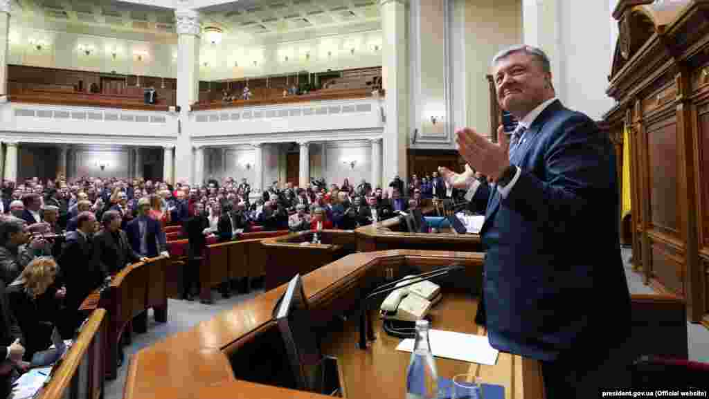 П'ятий президент України Петро Порошенко і народні депутати 8-го скликання після голосування у Верховній Раді, яким закріплено в Конституції курс України на ЄС і НАТО. Рішення підтримали 334 парламентарів. Київ, 7 лютого 2018 року