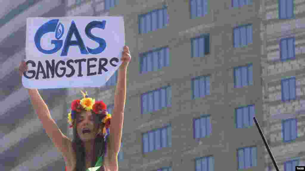 Акция движения Femen у офиса российской компании "Газпром" в Москве. Февраль 2012 года