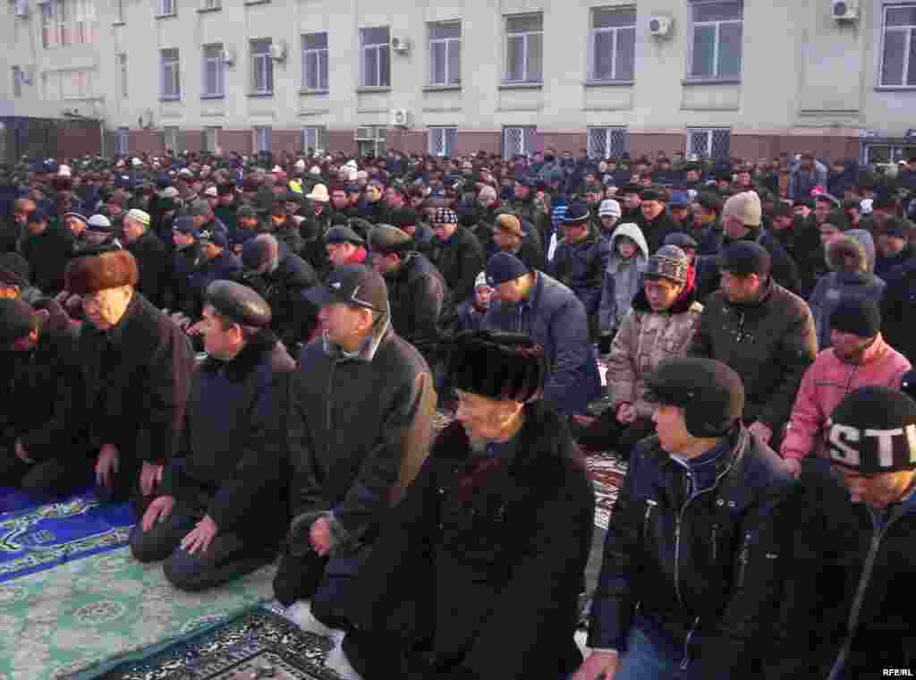 Намаз учуру - Kyrgyzstan -- On Kyrgyz Muslims' Kurman Ait (Eid al-Adkha) Mass Prayer at the Square, Bishkek, 08dec08