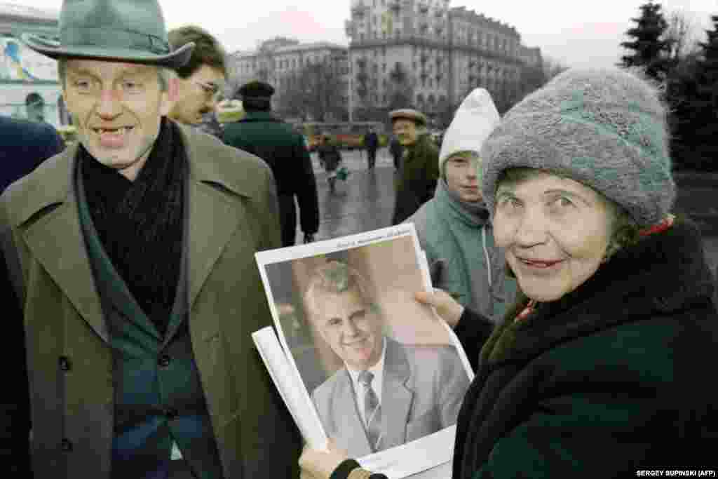 Prvi direktni predsednički izbori u istoriji Ukrajine trebalo je da budu održani 1. decembra 1991. godine, istog dana kada i referendum o nezavisnosti Ukrajine. Pristalica predsedničkog kandidata Kravčuka drži svoj predizborni poster u Kijevu 30. novembra. &nbsp;