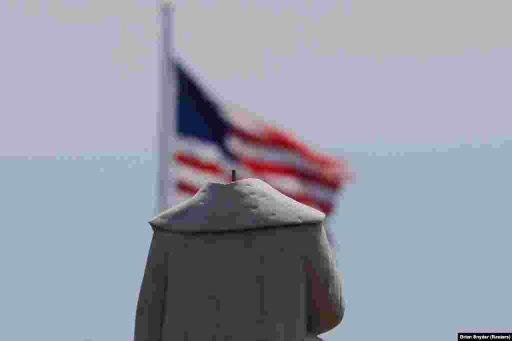 O parte din statuia lui Christofor Columb. Partea care reprezenta capul lui Columb, a fost scoasă noaptea, pe fondul protestelor față de inegalitățile rasiale, în Boston, Massachusetts, S.U.A.