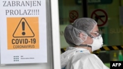 Nacionalni stožer najavio je da će se vrlo skoro krenuti sa trećom dozom cijepljenja, prvo vulnerabilne skupine, a nakon toga i svih drugih.(Foto: Član medicinskog osoblja sa zaštitnom opremom stoji ispred COVID-19 bolnice Dubrava, u Zagrebu, 4. ožujka 2021.) 