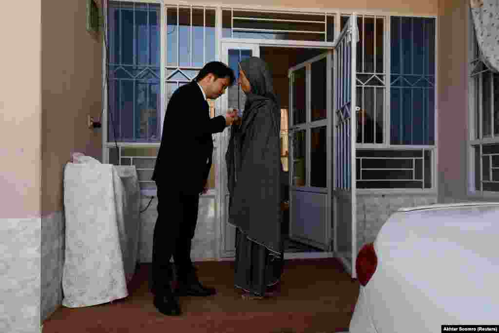 ساحل له کوره تر وتو مخکې د خپلې مور لاسونه کښلوي. دغه ۳۰ کلن وايي، که څه هم امنیتي پوستې د دوی د ژغورنط لپاره جوړې دي خو له دې سره دوی له نورو ټولنو خپلځان پرې احساسوي. 