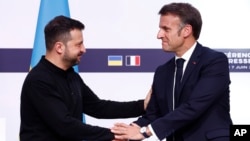 Украинският президент Володимир Зеленски се ръкува с френския държавен глава Еманюел Макрон в Париж, 7 юни 2024 г.