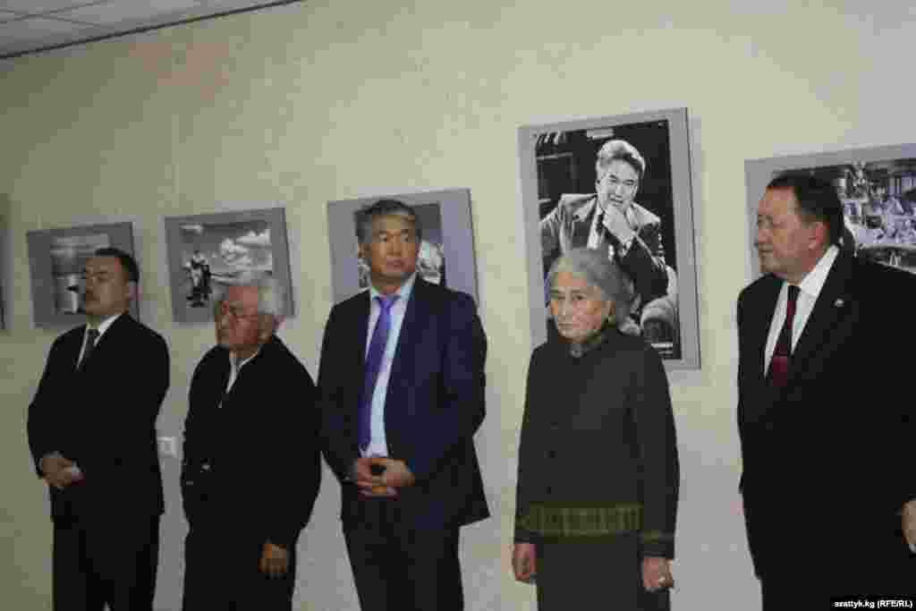 Маданият министри Султан Раев, белгилүү кинорежиссер Болот Шамшиев, жазуучунун карындашы, коомдук ишмер Роза Айтматова, Кыргызстандын Орусиядагы элчиси Болот Жунусов жана Татарстандын маданият министри Айрат Сибагатуллин