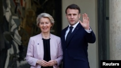 Президент Франції Емманюель Макрон вітає президента Єврокомісії Урсулу фон дер Ляєн, яка прибула на зустріч з європейськими лідерами щодо України в Парижі, 17 лютого 2025 року.