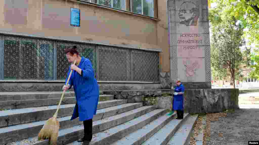 «Искусство принадлежит народу», утверждает рельеф Ленина, украшающий одно из образовательных учреждений Симферополя