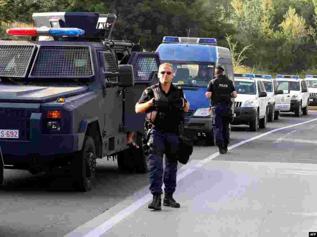 Snage kosovske policije u blizini blokade koju su postavili kosovski Srbi na cesti Leposavić-Mitrovici, 26.07.2011. Foto: AFP / Saša Đorđević