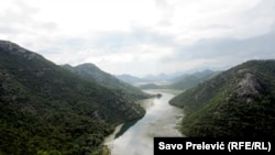Skadarsko jezero, prirodna granica Crne Gore i Albanije