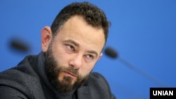 Народний депутат у залі суду заявив, що рентген виявив у нього перелом двох ребер внаслідок побиття. Водночас поліція 3 грудня заявила, що дані про побиття Дубінського не підтвердилися.