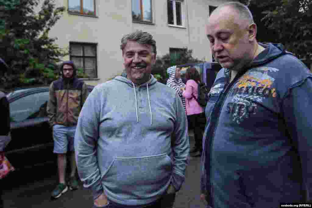 Тры гады таму Андрэй Эзерын (у цэнтры) пачаў гуртаваць грамаду ў Асмалоўцы. «Калі мы ўтрох пачыналі гэта ўсё, мы селі і сказалі: „Мы займаемся безнадзейнай справай. Але мы ўсё ж паспрабуем“. Сёньня ў мяне надзей больш. За тры гады мы стварылі моцную абарону Асмалоўкі».