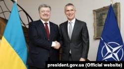 Президент України Петро Порошенко (ліворуч) і генеральний секретар НАТО Єнс Столтенберґ. Брюссель, 24 листопада 2017 року