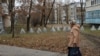Începutul lunii decembrie 2024 &ndash; o femeie merge într-o suburbie a Pokrovskului.<br />
<br />
În primele zile ale invaziei pe scară largă a Rusiei în Ucraina, împreună cu colegii mei, ne-am stabilit baza la Pokrovsk, unde cafenelele, restaurantele și magazinele ofereau un respiro. Acum, orașul moare. Din 2022 până acum, am fost martor la felul în care multe orașe au fost înghițite de război. Unele au căzut rapid și au dispărut din atenția publică, altele au rezistat până la capăt: Sievierodonețk, Lisichansk, Soledar și altele, nume cunoscute doar soldaților și jurnaliștilor. Pokrovsk li s-a alăturat pe această listă.&nbsp;