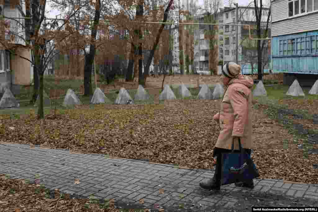Žena šeta predgrađem Pokrovsk početkom decembra. U prvim danima ruske invazije, moje kolege i ja smo imali bazu u Pokrovsku, gde su kafići, restorani i tržni centri nudili odmor za ljude s prve linije fronta. Sada gledamo kako odumire. Od 2022. godine, video sam mnoge gradove koje je zahvatio rat. Neki brzo padaju i nestaju s naslovnih strana, drugi se drže do kraja: Sjevjerodonjeck, Lisičansk, Soledar a drugi koji su poznati samo vojsci i novinarima. Sada je i Pokrovsk na toj listi.