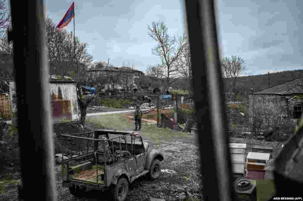 Un soldat armean stă de pază pe un drum din satul Shurnukh, 4 martie 2021. Astăzi, în Shurnukh, granița a fost trasată de-a lungul drumului care străbate micul sat format din 28 de familii.&nbsp; Ministrul de Externe al Azerbaidjanului a emis o declarație în care aruncă vina pentru război asupra Armeniei, spunând: &bdquo;În urmă cu un an, forțele armate ale Republicii Azerbaidjan au luat măsuri pentru a contracara provocarea militară inițiată de forțele armate ale Republicii Armenia&rdquo;. &nbsp;