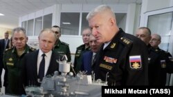 Головнокомандувач Військово-морського флоту Росії Микола Євменов (праворуч) в окупованому Криму, архівне фото, 2020 рік