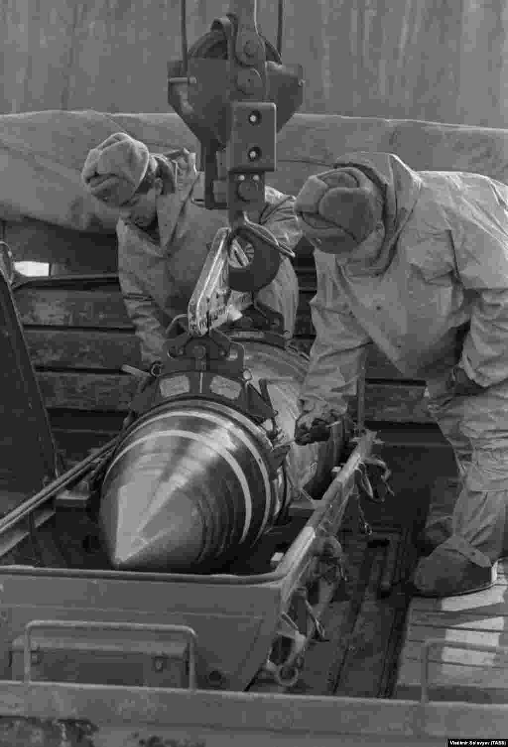 4 января 1992 года – военнослужащие кладут ядерную боеголовку в контейнер