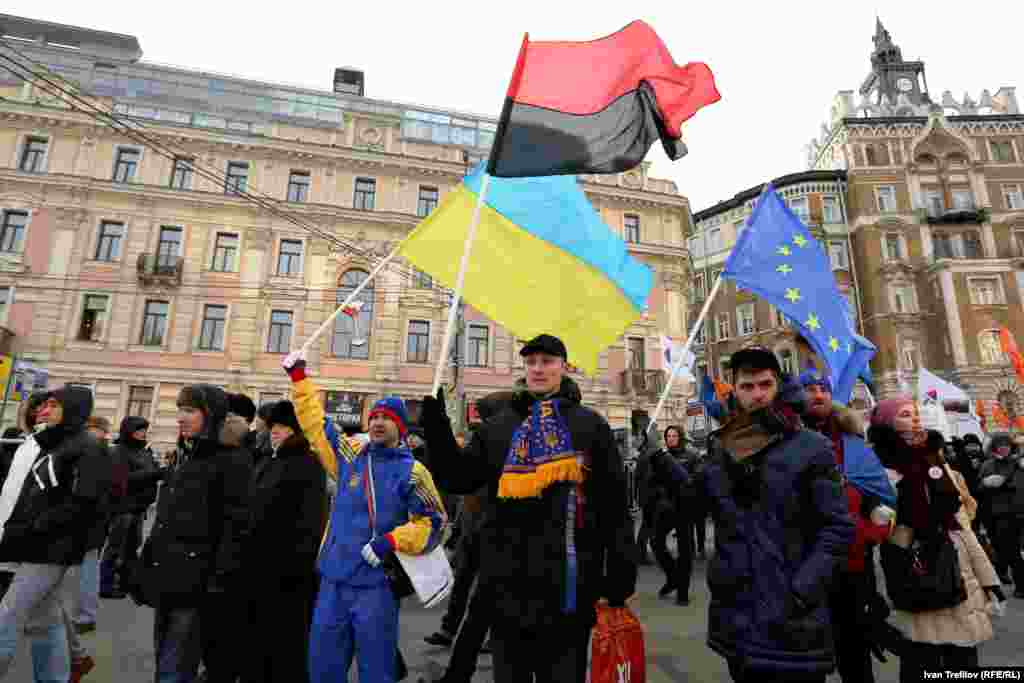 Акция за свободу "узников Болотной" и всех политзаключенных. Флаги украинского Майдана в Москве