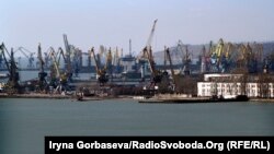 Вид на судоремонтный завод и морской порт в Мариуполе