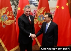 Milo Đukanović, tada premijer Crne Gore, rukuje se s kineskim premijerom Li Kećiangom tokom sastanka u Pekingu u novembru 2015. godine.