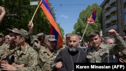 Серж Сарґсян після відставки заявив, що лідер протестів Нікол Пашинян «мав рацію». На фото – кадри з мітингу 23 квітня