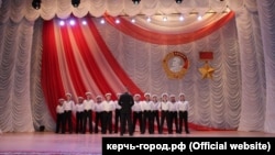 Выступление ансамбля песни и пляски Черноморского флота России в Керчи 11 апреля 2021 года