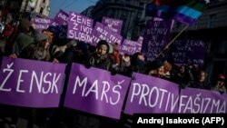 Da li je u Srbiji u poslednje tri decenije na delu repatrijarhalizacija društva koje skreće udesno? (Foto: Ženski marš u Beogradu, januar 2017.)
