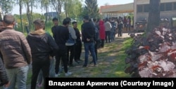 Чарга па ежу ў міграцыйным харвацкім лягеры ў Порыне