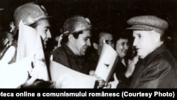 Nicolae Ceauşescu în mijlocul minerilor din Valea Jiului. (15 sept.1972) Sursa: Fototeca online a comunismului românesc; cota: 9/1972