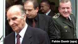 Sakib Mahmuljin (C), tadašnji zamjenik ministra odbrane Federacije BiH, u pratnji člana Predsjedništva BiH Alije Izetbegovića (L) i zapovjednika Oružanih snaga Federacije BIH Atifa Dudakovića (D) u oktobru 2000. godine.
