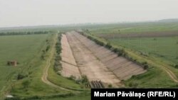 Canalul lung de 198 de kilometri trebuia să fie gata în 1995 și să asigure irigații pentru 700.000 de hectare. Acum, lucrările începute pe 50 de kilometri și finalizate doar pe 5,7 kilometri dau apă la doar 98 de hectare