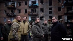 Президентът на Украйна Зеленски посещава жилищна сграда, разрушена от руска ракетна атака във Вишгород, 25 ноември