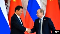 Кытай президенти Си Цзинпин жана Орусия президенти Владимир Путин келишимдерге кол коюу учурунда. Кремль. 8-май 2015
