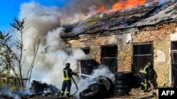Пожежники гасять пожежу на складі після обстрілу в Херсоні, 19 вересня 2023 року 