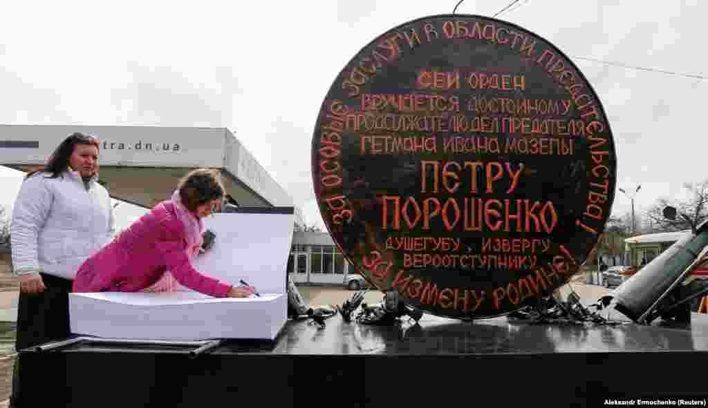Окупована частина Донеччини. У місті Горлівці російські гібридні сили встановили пам'ятник у вигляді «ордену» президентові України Петру Порошенку «За особливі заслуги в ділянці зради! За зраду батьківщині!», як «продовжувачу справ зрадника гетьмана Івана Мазепи». Горлівка, 26 березня 2019 року