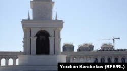Барельеф Нурсултана Назарбаева в композиции монумента «Казах ели» в центре города Астаны.