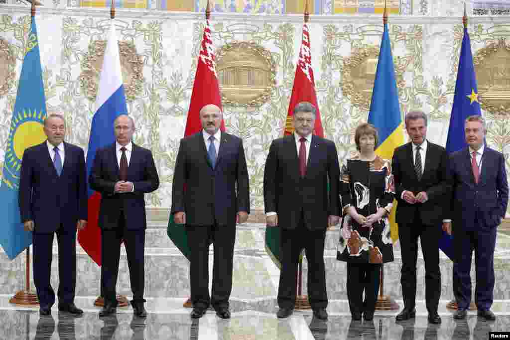 Слева направо: Нурселтан Назарбаев, Владимир Путин, Александр Лукашенко, Петр Порошенко, Кэтрин Эштон, представители ЕС по вопросам энергетики и торговли Гюнтер Оттингер и Карел де Гюхт 