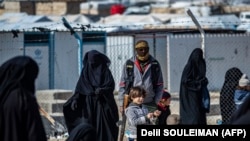 Kurdske snage čuvaju stražu u kampu Al-Hol gdje su smještene porodice osumnjičenih militanata grupe "Islamske države", sjeveroistočna Sirija, 28. januar 2021. 