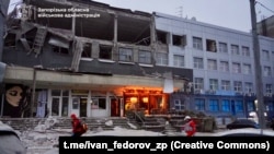 Spasioci rade nakon ruskog napada na kliniku u Zaporožju 10. decembra. 