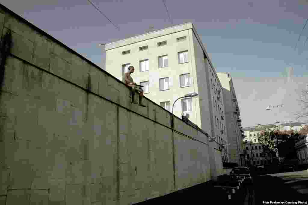 Акция у института имени Сербского в Москве. Павленский на глазах десятков людей отрезал себе мочку уха. 19 октября 2014 года.