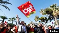 Žena drži zastavu francuskog sindikata CGT tokom demonstracija protiv plana penzione reforme francuske vlade u Nici, u sklopu dana nacionalnog štrajka i protesta u Francuskoj, 31. januara 2023. 