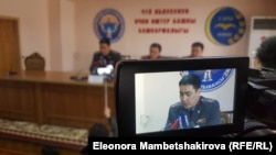 Чүй облустук ички иштер башкармалыгынын башчысы Самат Курманкулов басма сөз жыйынын өткөрүп жатат.