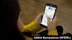 Инстаграмды тиктеп отурган кыз