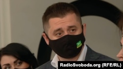 Йдеться про позашляховик, який 12 березня Давид Арахамія припаркував на пішохідному переході в урядовому кварталі столиці, за що отримав штраф