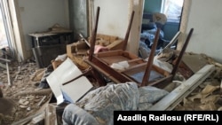 Обломки заполнили дом в азербайджанском городе Гянджа, который был поражен ракетой, выпущенной из Армении 11 октября. Обе стороны понесли военные и гражданские потери в результате боевых действий, разразившихся в конце сентября.